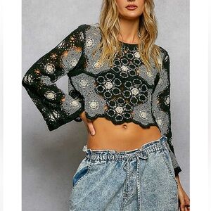 POL Spring Crochet Floral Long-Sleeve Crop Top in Black & Gray Cottage Size M